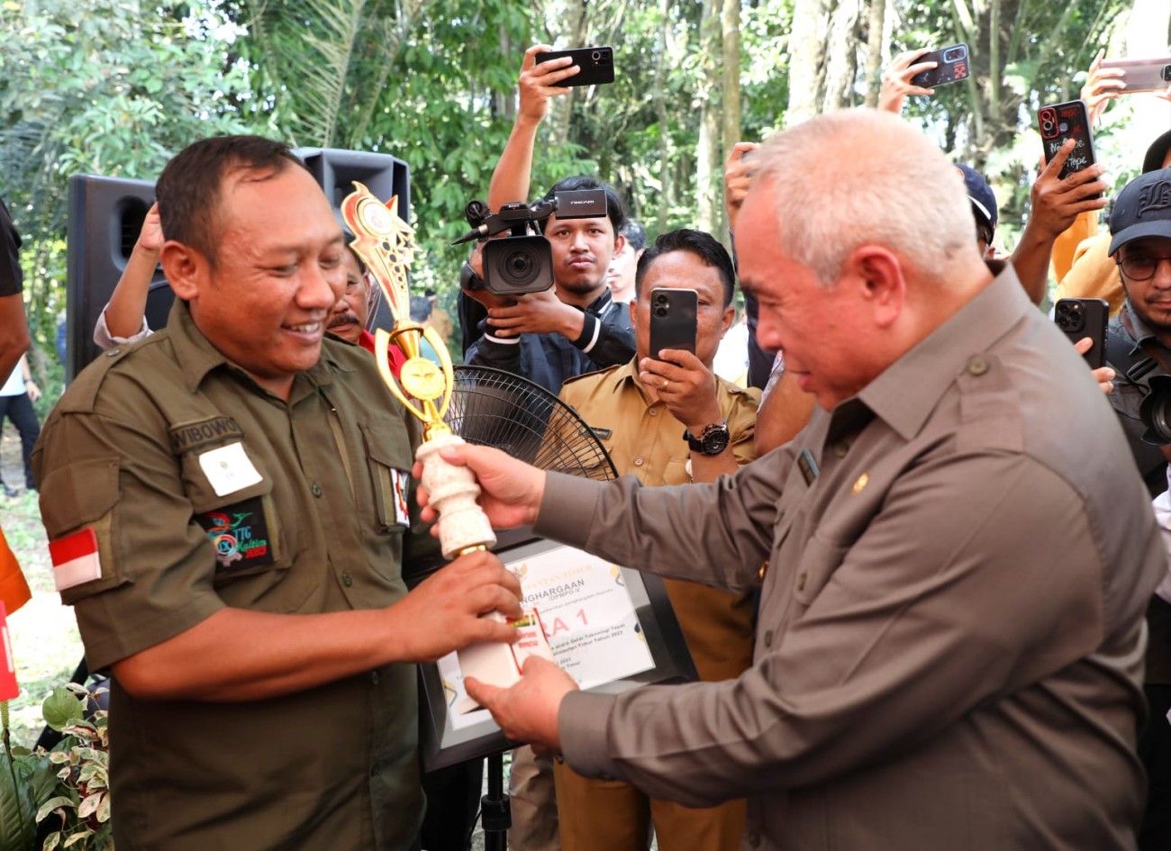 Di Bontang, Gubernur Serahkan Penghargaan Juara Lomba Posyantekdes Tingkat Provinsi Kaltim