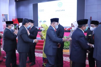 Anwar Hadiri Pelantikan 13 JPT Pratama Lingkup Kaltim