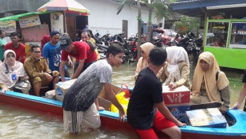 DPMPD Salurkan Bantuan Bagi Korban Banjir Jl Gelatik