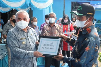 Gubernur Serahkan Hadiah Juara Lomba Desa Digital Tingkat Provinsi Kaltim