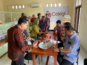 Di Labanan Makarti, Tim Penilai Diajak Melihat Rumah Produk Coklat dan Unit Usaha Peternakan BUMKam Surya Jaya Abadi