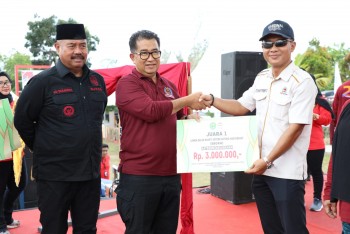 Pj Gubernur Serahkan Hadiah Pemenang Lomba BBGRM Tingkat Provinsi Kaltim