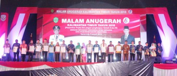 Gubernur Beri Penghargaan Juara Lomba Lingkup Tugas DPMPD *Di Arena Malam Anugrah Kaltim Award 2018